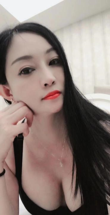 鼓楼小姐姐人美胸大