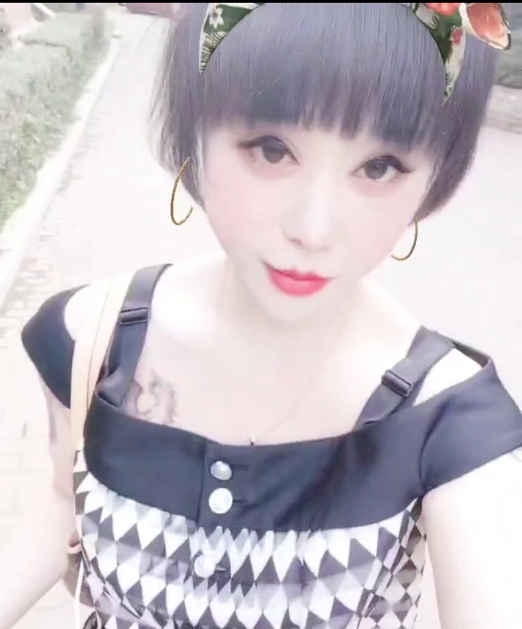 颜值标致妩媚浪女