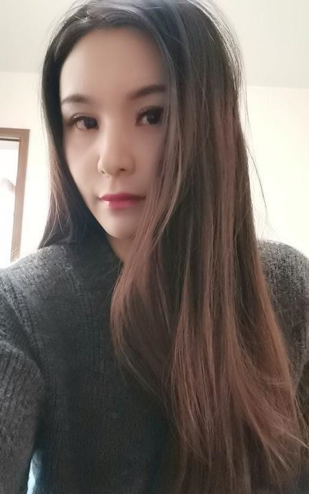 汉口火车站娇小女人