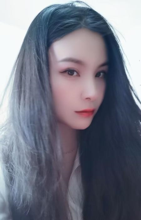 汉口火车站娇小女人