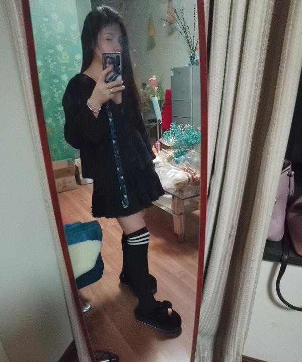 汉口火车站娇小女人