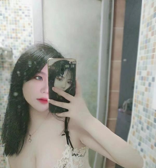 大胸小美女
