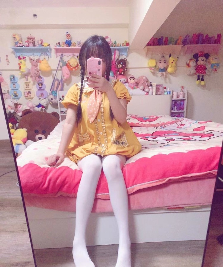 养猫的萝莉萌妹