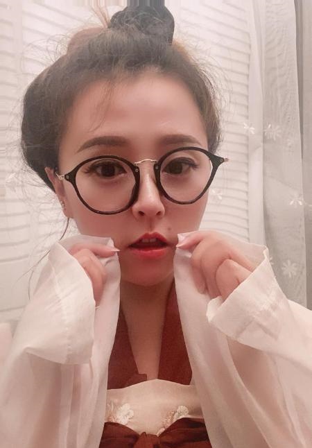 边做边拍视频的妹子