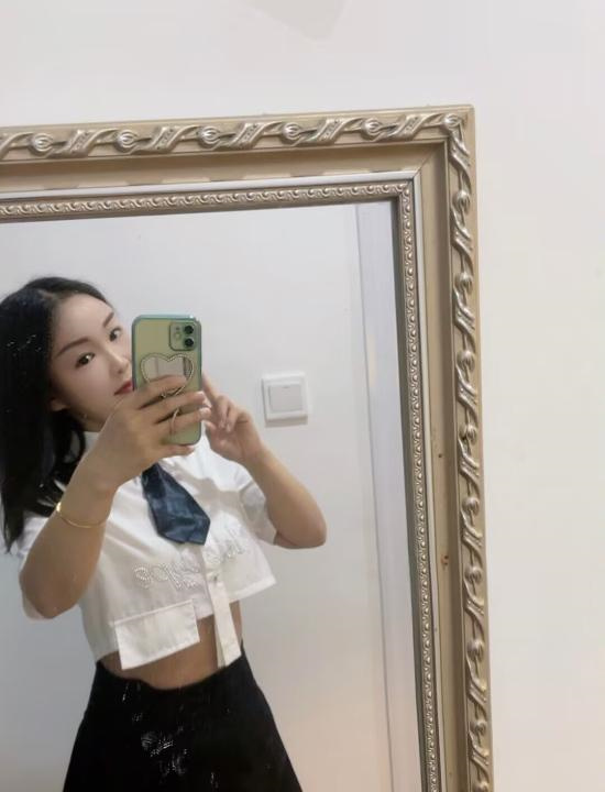 白云百变依依妹子