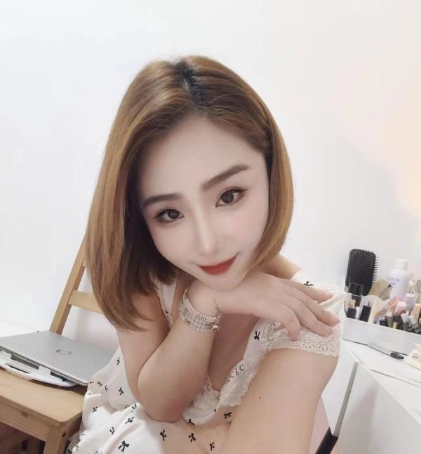 白云丝袜美腿小姐姐