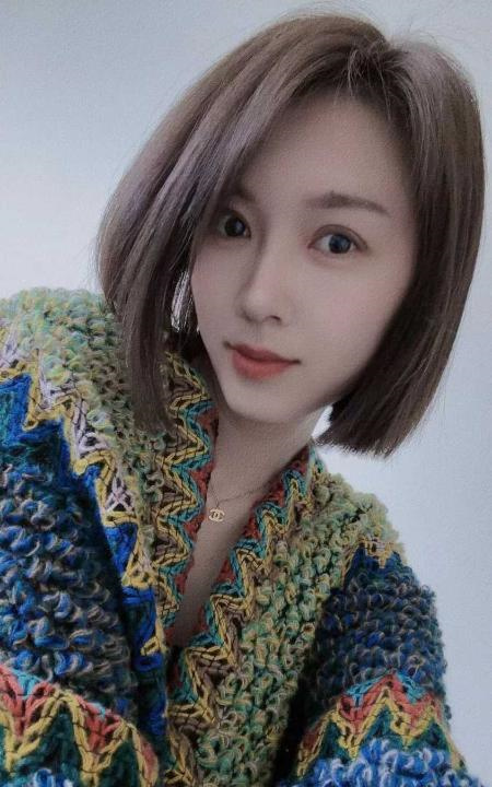长腿妹子笑笑