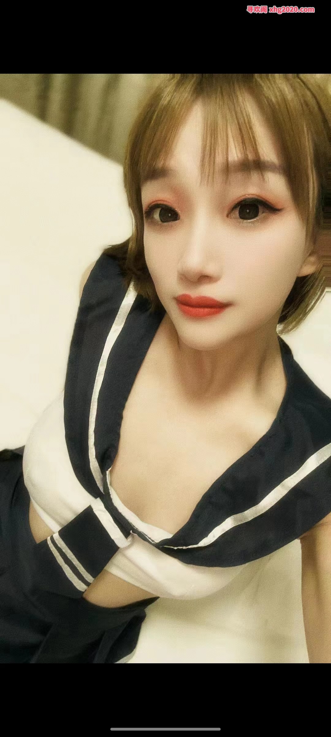 高挑纤瘦小少妇