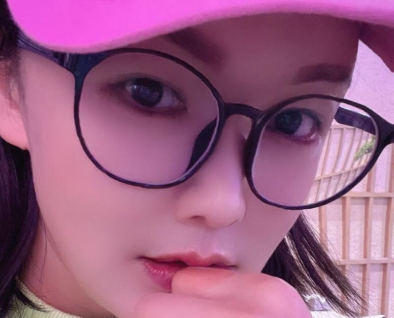 白云百变依依妹子