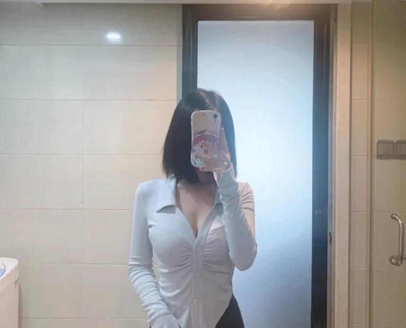 白云百变依依妹子