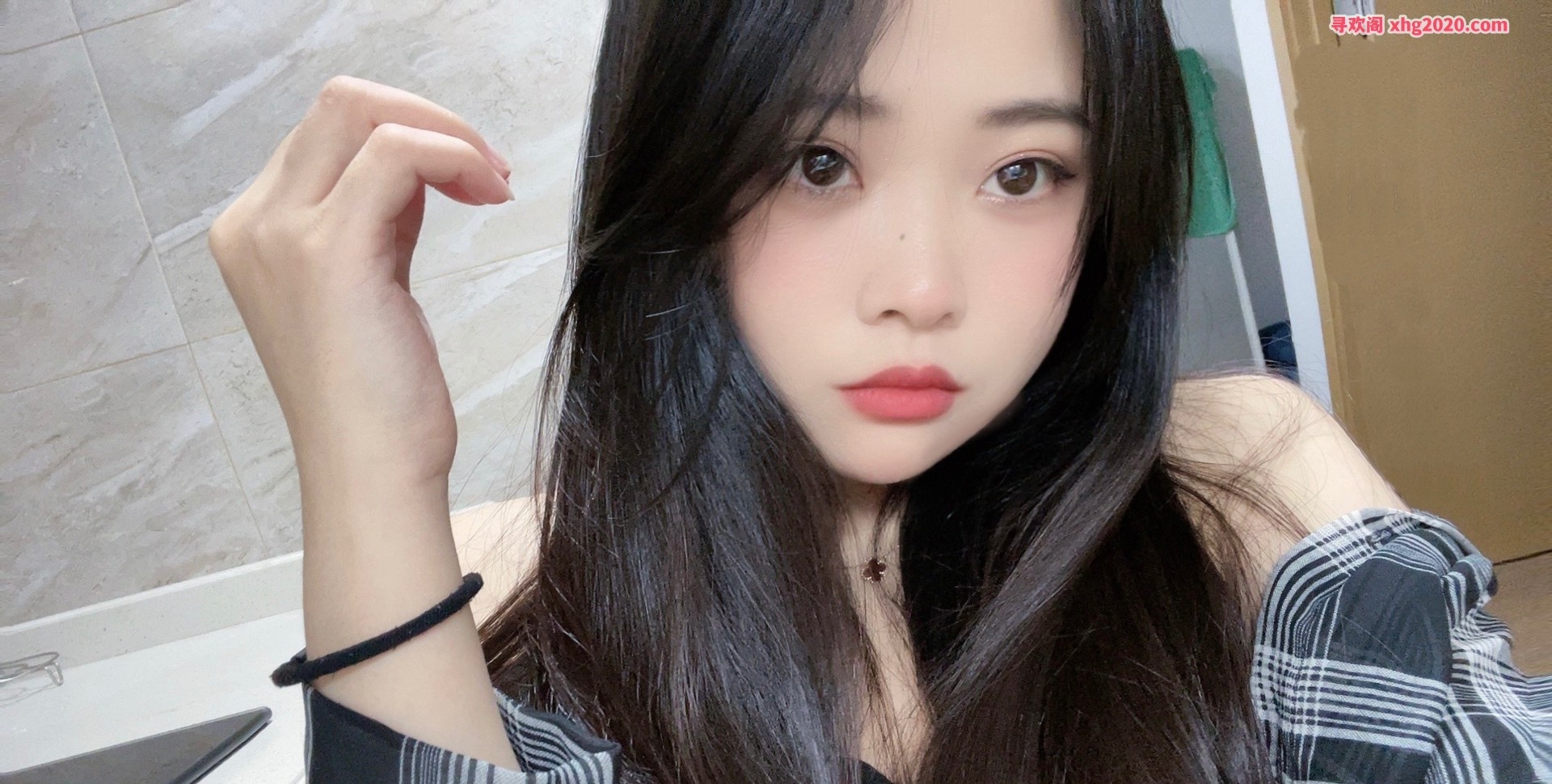 肤白苗条的甜美