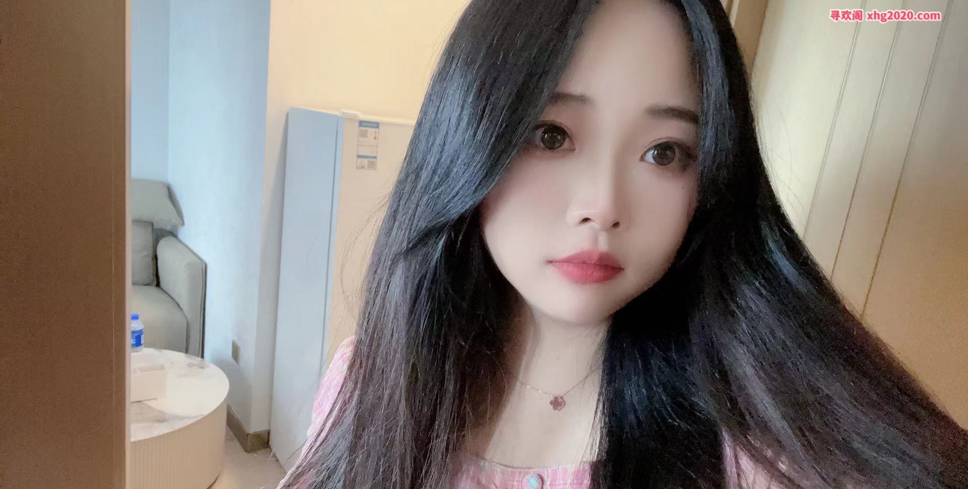 肤白苗条的甜美