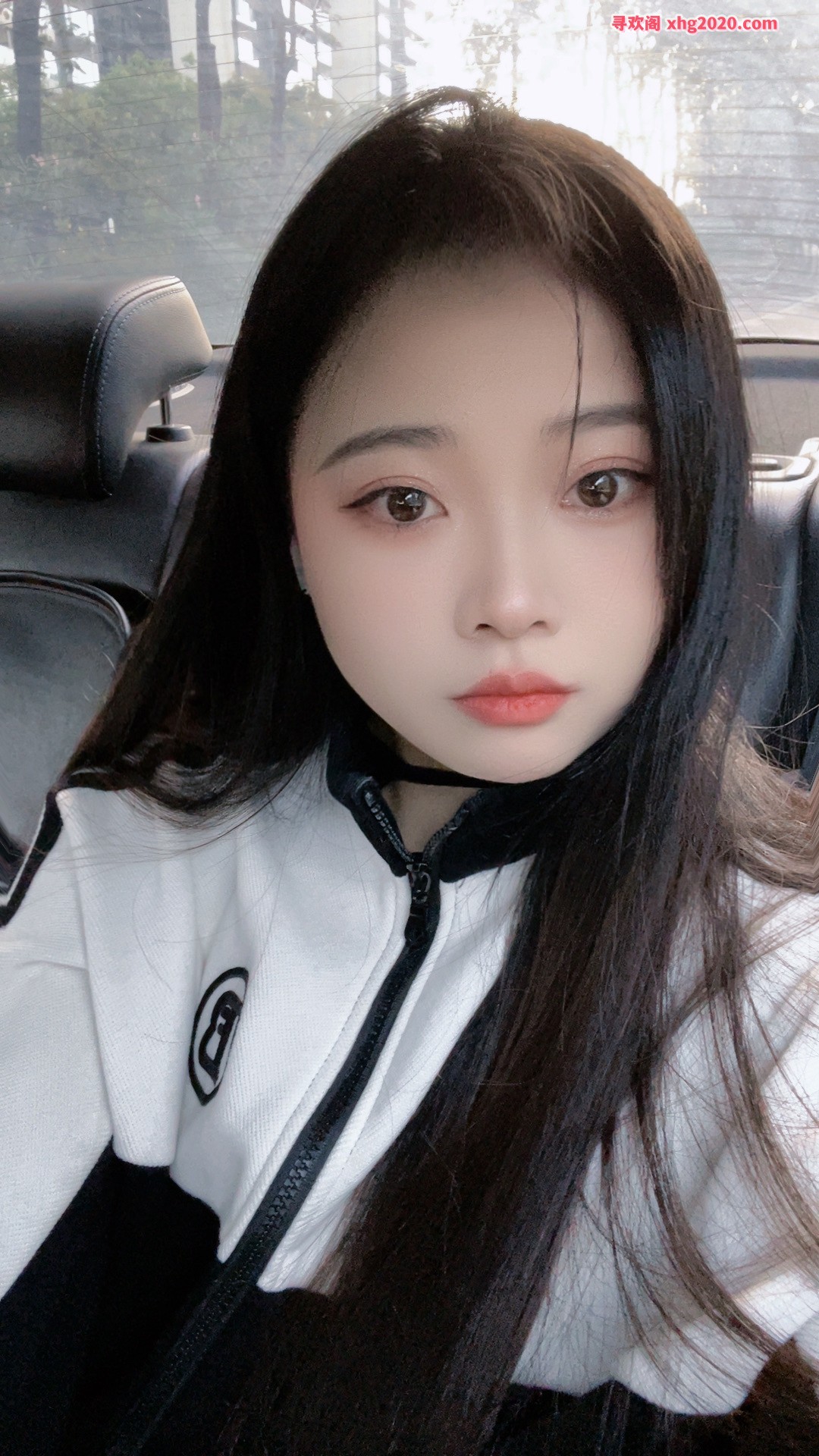 肤白苗条的甜美