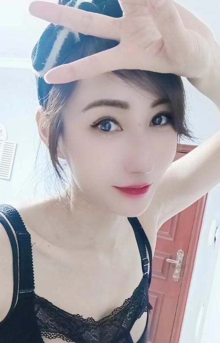 长腿服务型少妇