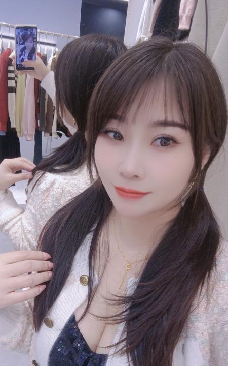 前凸后翘的幺妹子