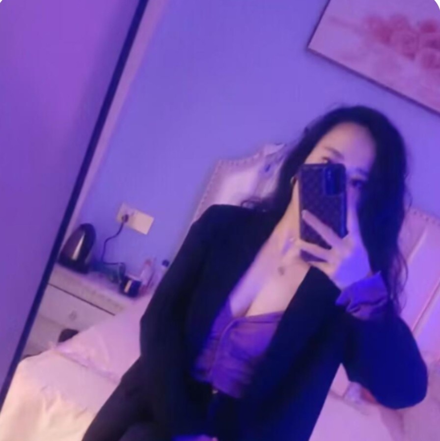 美女忧伤