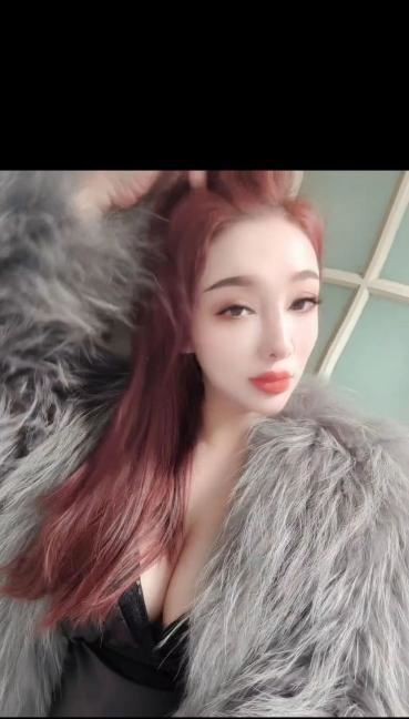 七月美女模特身材