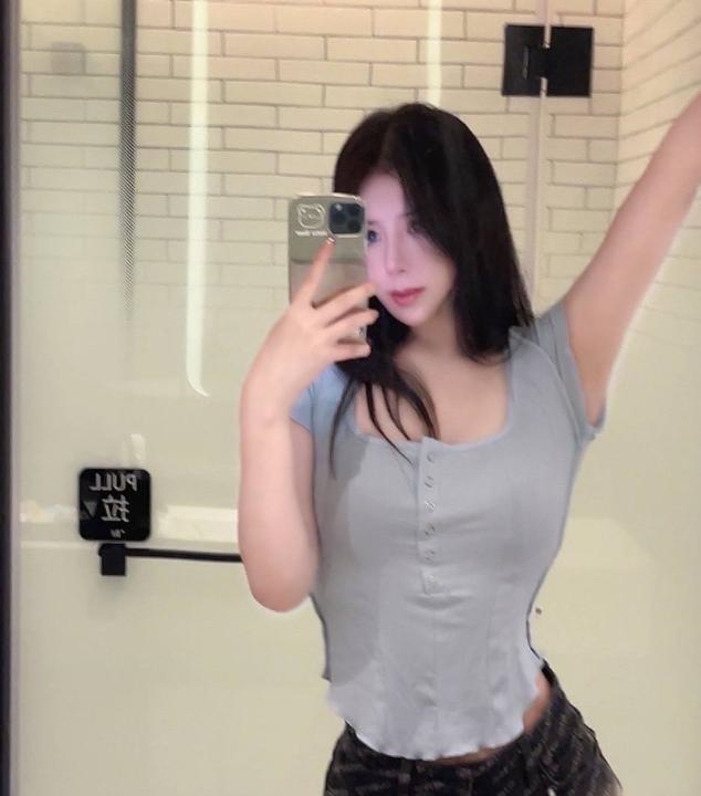 上城区翘臂长腿少女