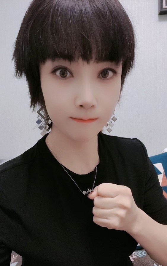 短发美少妇