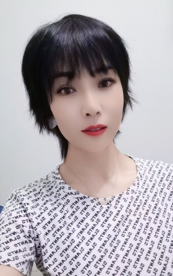 短发美少妇
