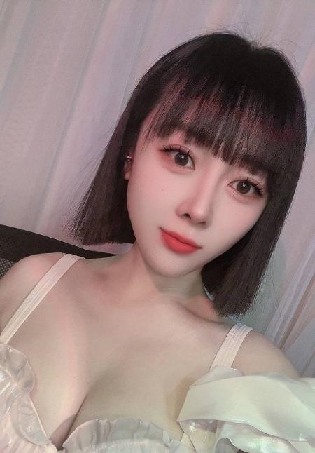 大胸艾琳小姐姐