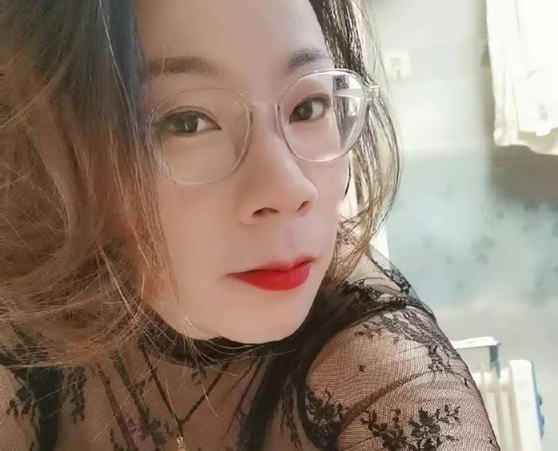 五塘广场眼镜少妇