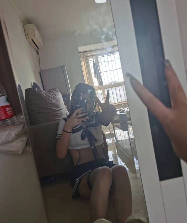 丰台18岁嫩妹，过年不回家，可内