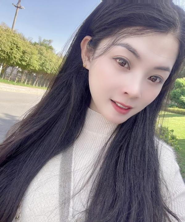 返食龙华骚逼小趴菜