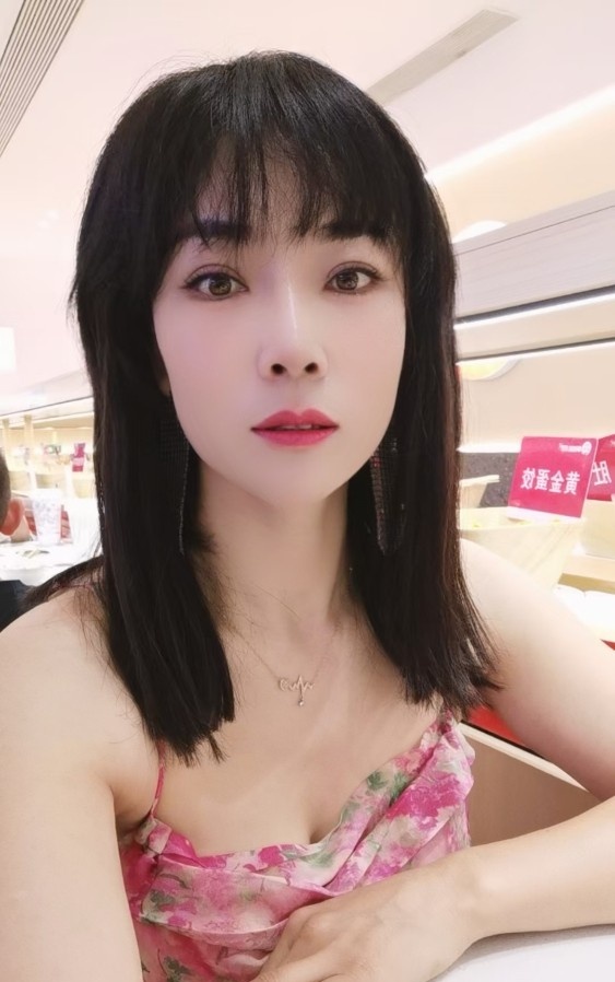 短发美女