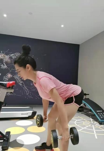 健身的小姐姐