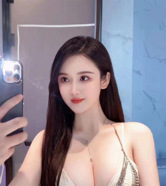 龙华肤白大胸芊芊