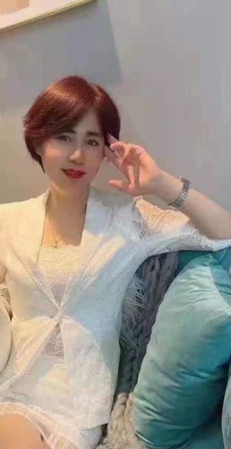 短发少妇