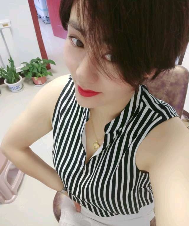 短发少妇