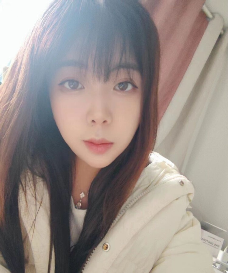 甜美好看妹子，床上也风骚