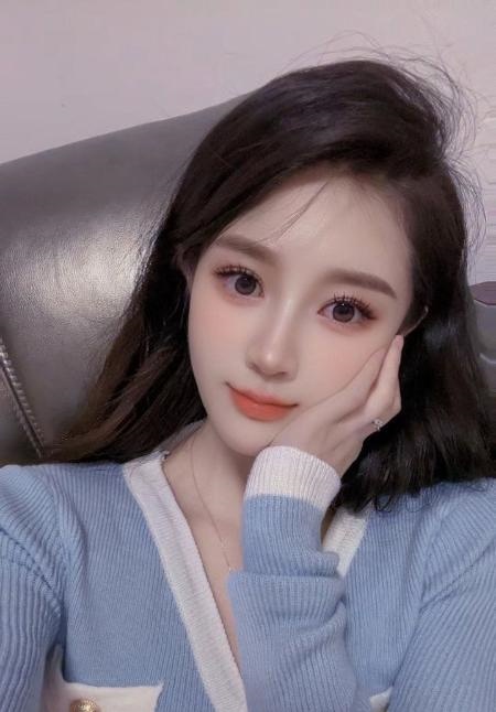 乖巧颜值小女友