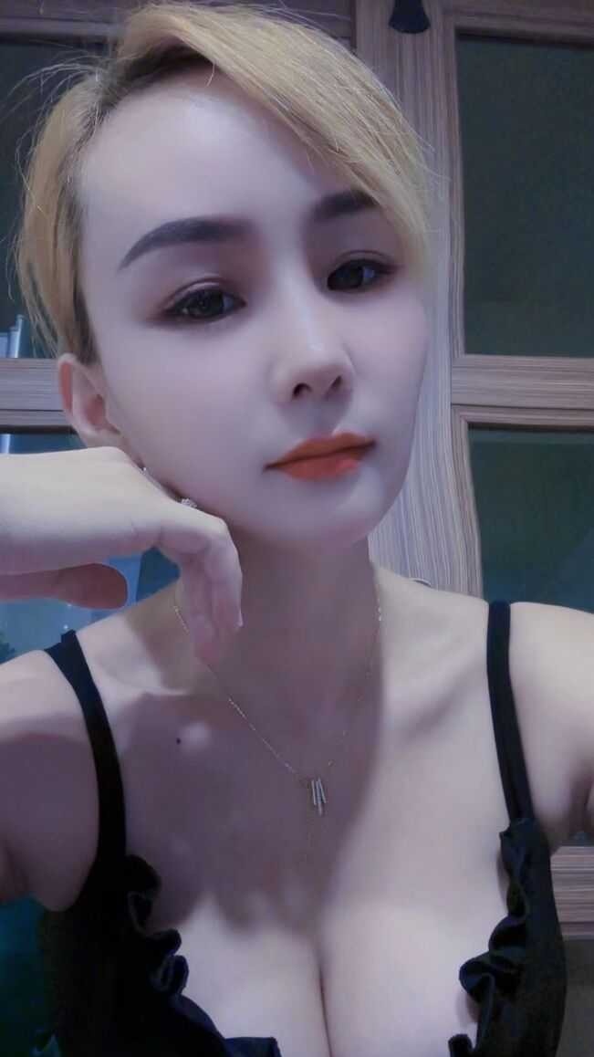 短发气质胸大骚妹子