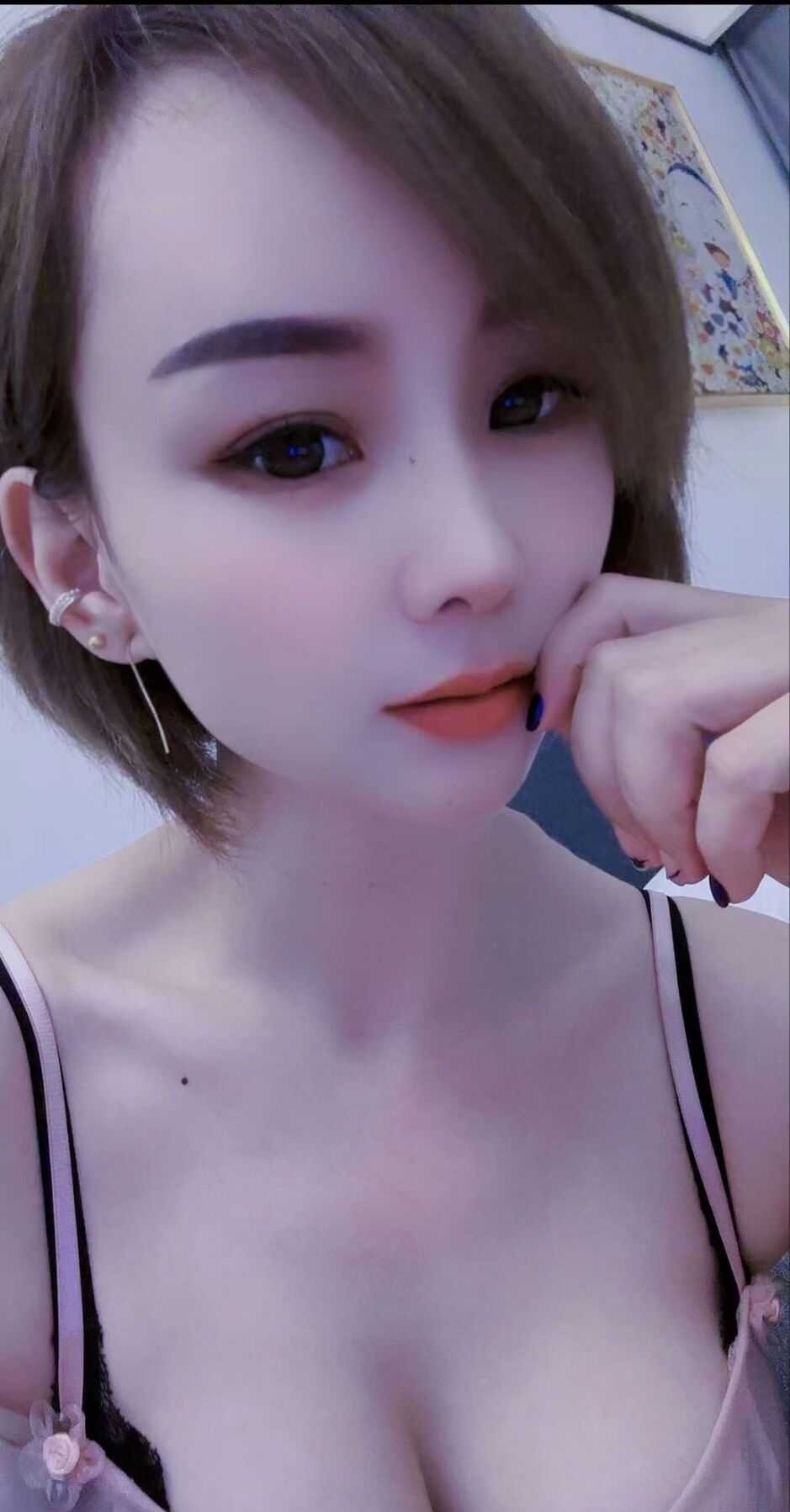 短发气质胸大骚妹子