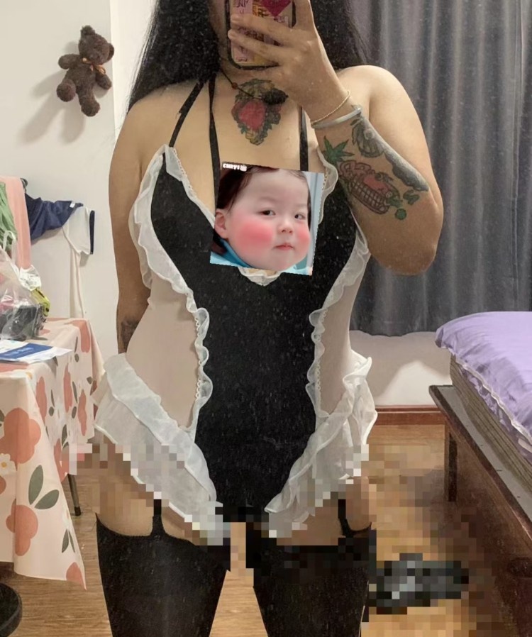 骚气大胸纹身妹子
