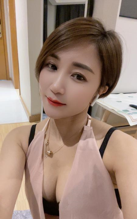 短发性感美女