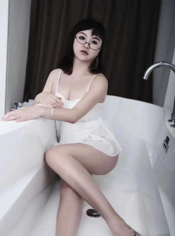 长腿少妇