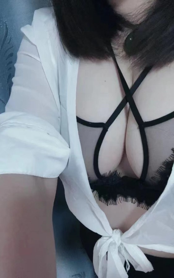 马群巨乳白皙少妇