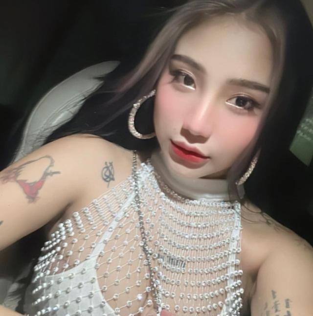 大胸纹身小妹