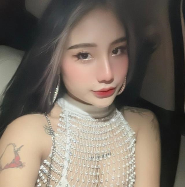 大胸纹身小妹