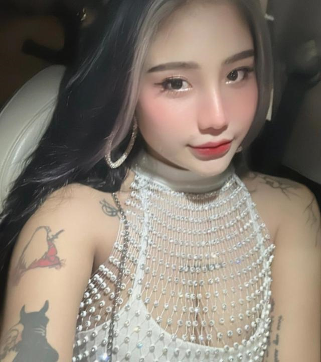 大胸纹身小妹