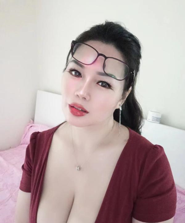 福田爆乳眼镜少妇