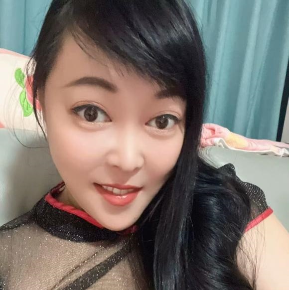巨乳眼镜琪姑娘
