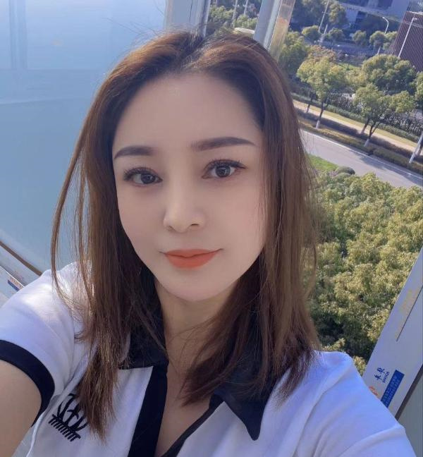 园区胸型美的少妇