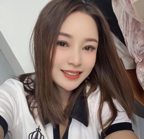 园区胸型美的少妇