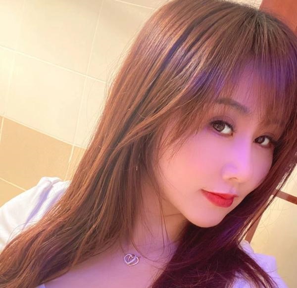 大胸少妇抓龙筋很舒服