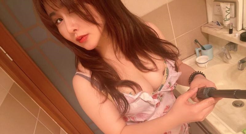 大胸少妇抓龙筋很舒服